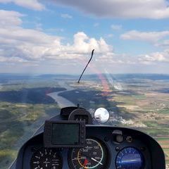 Flugwegposition um 14:40:27: Aufgenommen in der Nähe von Gemeinde Zwentendorf an der Donau, Österreich in 875 Meter